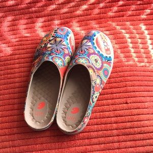 UIN size 9 slip on clog